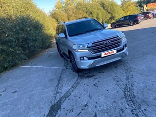 2015 Toyota Land Cruiser 200 Series Рестайлинг 2, серебристый, 4500000 рублей, вид 2