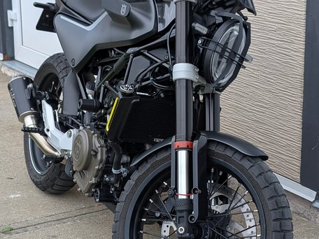 2021 Husqvarna Svartpilen 401, чёрный, 500000 рублей, вид 4