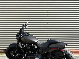 2019 Harley-Davidson Fat Bob, серый, 1538660 рублей, вид 2
