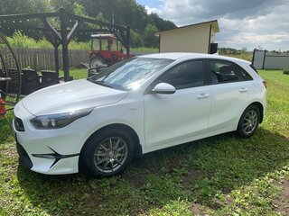 2023 Kia Ceed III Рестайлинг, белый, 2650000 рублей, вид 3