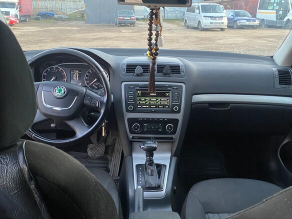 2011 Skoda Octavia II (A5) Рестайлинг, серый, 700000 рублей - вид 11