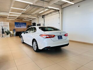 2022 Toyota Camry VIII (XV70) Рестайлинг, белый, 3199900 рублей, вид 4