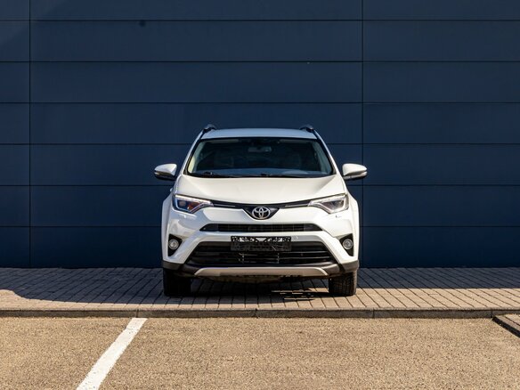2018 Toyota RAV4 IV (XA40) Рестайлинг, белый - вид 1