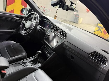 2021 Volkswagen Tiguan II Рестайлинг, чёрный, 3990000 рублей, вид 5
