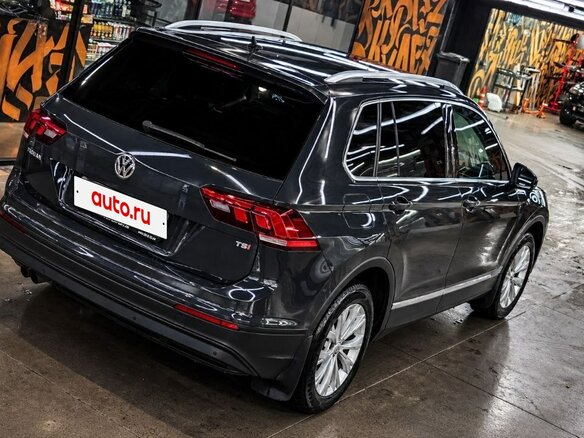 2017 Volkswagen Tiguan II, серый, 1999999 рублей - вид 5