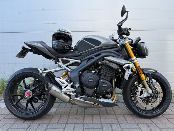 2021 Triumph Speed Triple, серебристый, 1750000 рублей - вид 1