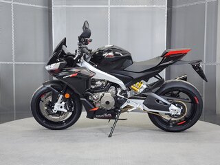 2022 Aprilia Tuono 660, чёрный, 1029000 рублей, вид 5