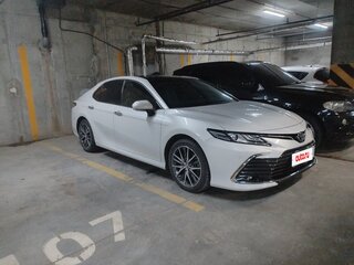 2022 Toyota Camry VIII (XV70) Рестайлинг, белый, 3550000 рублей, вид 4