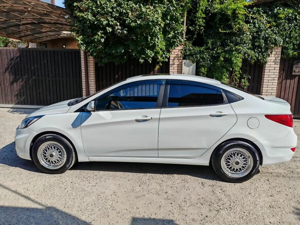 2013 Hyundai Accent IV, белый, 800000 рублей - вид 3