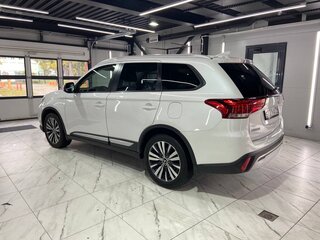 2019 Mitsubishi Outlander III Рестайлинг 3, белый, 2200000 рублей, вид 2