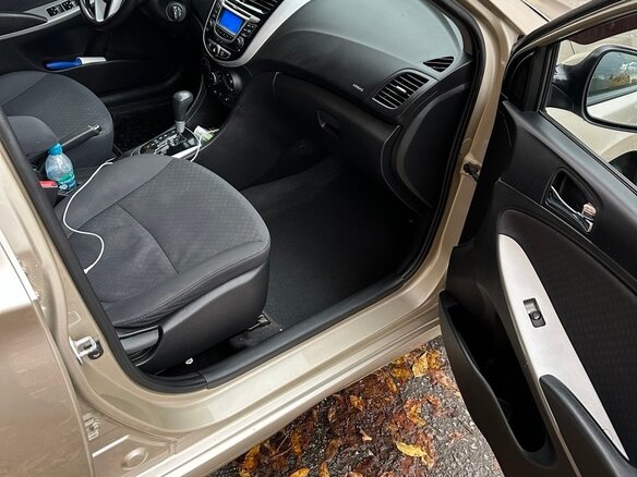 2013 Hyundai Solaris I, бежевый, 850000 рублей - вид 1