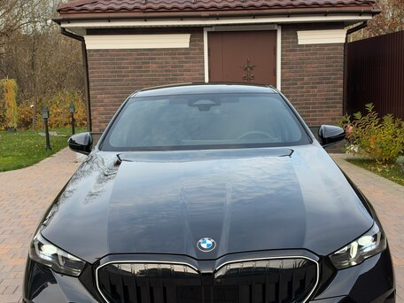 2026 BMW 5 серии 520d xDrive VIII (G60/G61/G68), чёрный, 9300000 рублей, вид 1