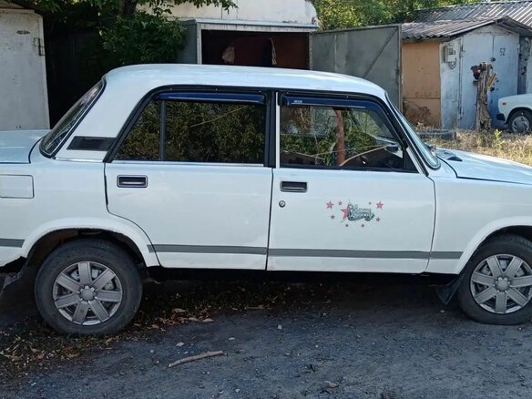1999 Lada (ВАЗ) 2105, белый, 95000 рублей - вид 2