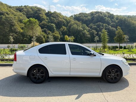 2012 Skoda Octavia II (A5) Рестайлинг, белый, 1390000 рублей, вид 4