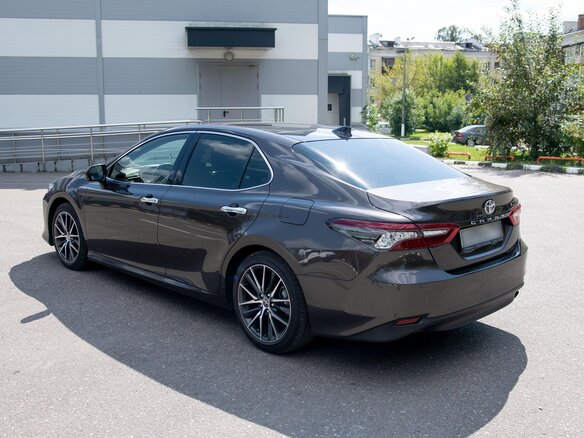 2022 Toyota Camry VIII (XV70) Рестайлинг, коричневый, 5600000 рублей - вид 5