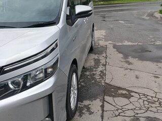 2014 Toyota Voxy III (R80), серебристый, 2050000 рублей, вид 1