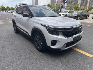 2023 Kia Seltos I Рестайлинг, белый, 1939000 рублей, вид 3