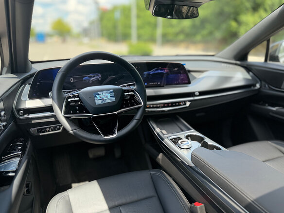 2025 Cadillac XT5 II, чёрный, 6490000 рублей - вид 9