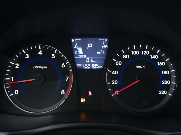 2013 Hyundai Solaris I, серый, 859000 рублей - вид 9