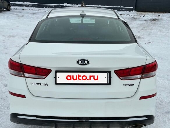 2019 Kia Optima IV Рестайлинг, белый, 1700000 рублей - вид 2