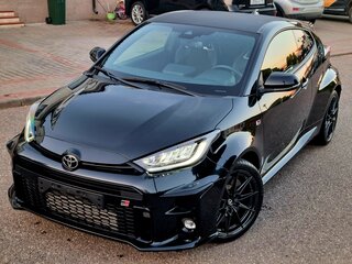 2023 Toyota Yaris IV, чёрный, 4250000 рублей, вид 1
