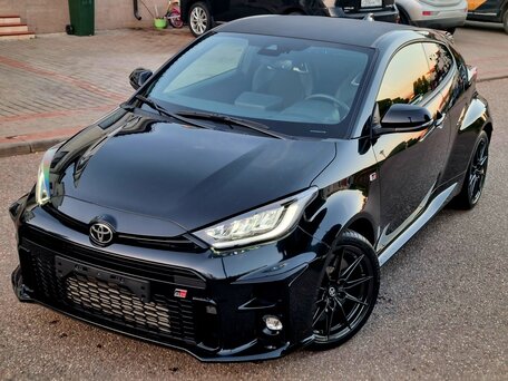 2023 Toyota Yaris IV, чёрный, 4250000 рублей, вид 1