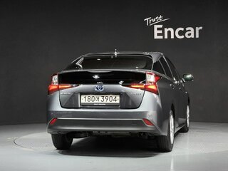 2022 Toyota Prius IV Рестайлинг (XW50), серебристый, 1759000 рублей, вид 4