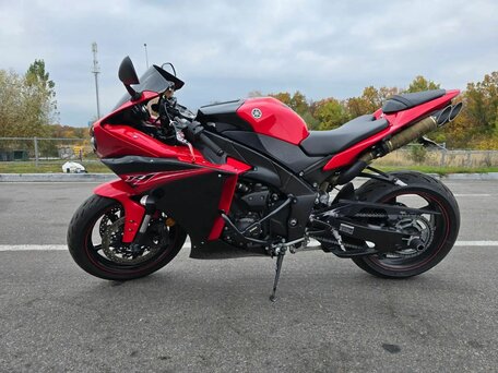 2013 Yamaha YZF-R1, красный, 1150000 рублей, вид 3