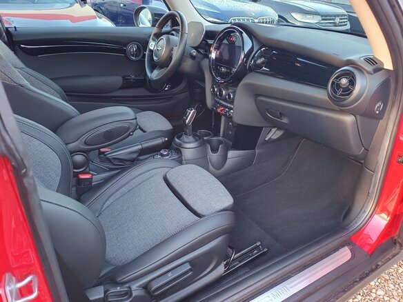 2022 Mini Hatch Cooper III (F55/F56) Рестайлинг 2, красный, 2795000 рублей - вид 8