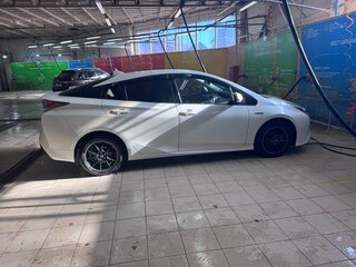 2017 Toyota Prius IV (XW50), белый, 1730000 рублей, вид 2