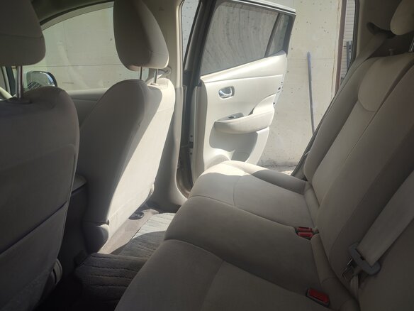 2011 Nissan Leaf (EM61) I (ZE0/AZE0), серый, 700000 рублей - вид 3