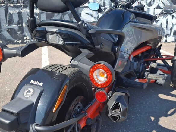 2015 BRP Can-Am Spyder, серый, 1890000 рублей - вид 11
