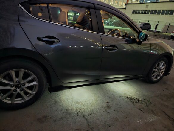 2017 Mazda Axela III Рестайлинг, серый, 1550000 рублей - вид 4