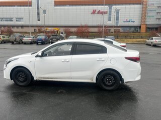 2021 Kia Rio IV Рестайлинг, белый, 1720000 рублей, вид 4