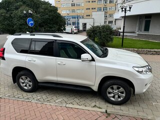 2022 Toyota Land Cruiser Prado 150 Series Рестайлинг 3, белый, 4900000 рублей, вид 4