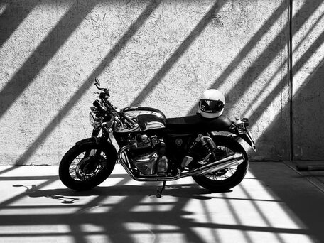 2025 Royal Enfield Continental GT, серебристый, 530000 рублей, вид 2