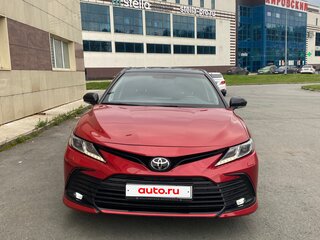 2021 Toyota Camry VIII (XV70) Рестайлинг, красный, 3050000 рублей, вид 2