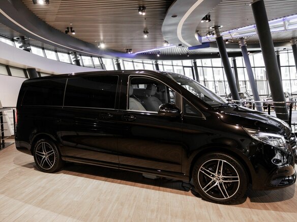 2024 Mercedes-Benz V-Класс 300 d длинный III (W447) Рестайлинг 2, чёрный - вид 3