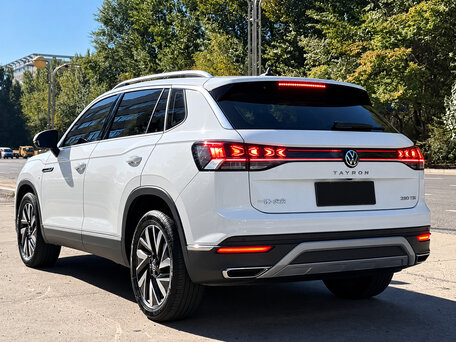 2023 Volkswagen Tayron I Рестайлинг, белый, 2345000 рублей, вид 4