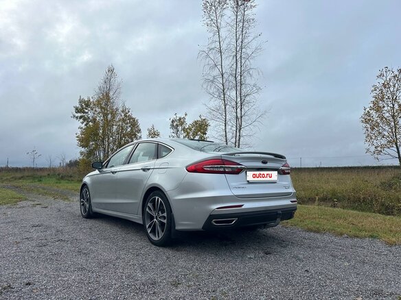 2019 Ford Fusion (North America) II Рестайлинг, серебристый, 2000000 рублей - вид 4