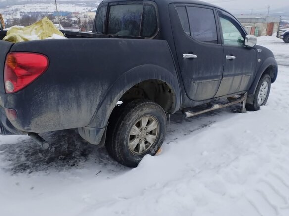 2011 Mitsubishi L200 IV, серый - вид 3