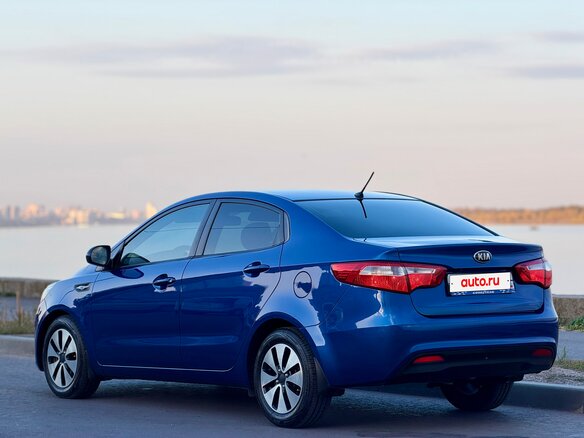 2013 Kia Rio 5-speed III, синий, 900000 рублей - вид 6
