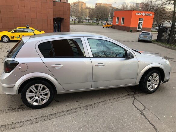 2013 Opel Astra H Рестайлинг, серебристый - вид 2