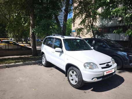 2013 Chevrolet Niva I Рестайлинг, белый, 680000 рублей, вид 3