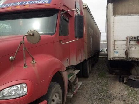 2002 Freightliner Columbia, красный, 2500000 рублей, вид 1