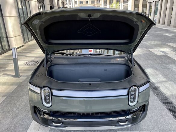 2022 Rivian R1T QM Large, зелёный, 9999999 рублей - вид 5