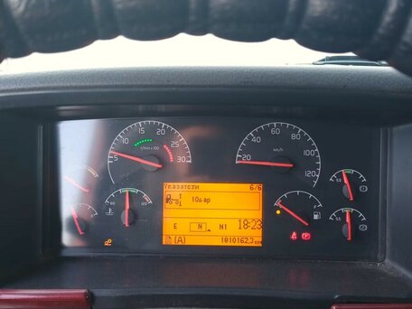 2004 Volvo FH, красный, 3500000 рублей, вид 3