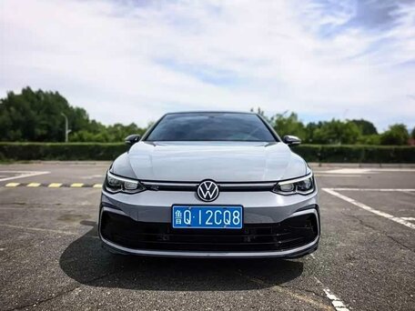 2023 Volkswagen Golf VIII, серый, 1940000 рублей, вид 2