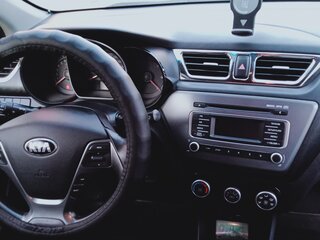 2015 Kia Rio III Рестайлинг, серебристый, 1340000 рублей, вид 4