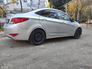 2015 Hyundai Solaris I Рестайлинг, серебристый, 800000 рублей, вид 5